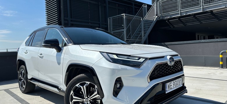 Ma silnik 2.5 i spala 3,7 l/100 km. Toyota trzęsie rynkiem. Cena hitem