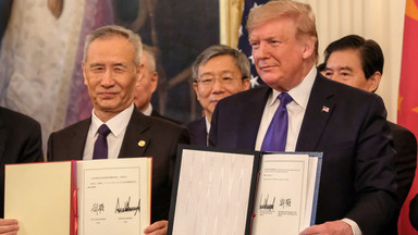 Trump podpisał porozumienie handlowe z Chinami. Koniec wojny? Pelosi: to spektakl