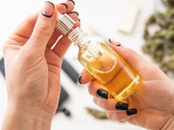 Ten egzotyczny olejek jest ceniony w Indiach i na Karaibach. Fenomenalnie pielęgnuje skórę i włosy