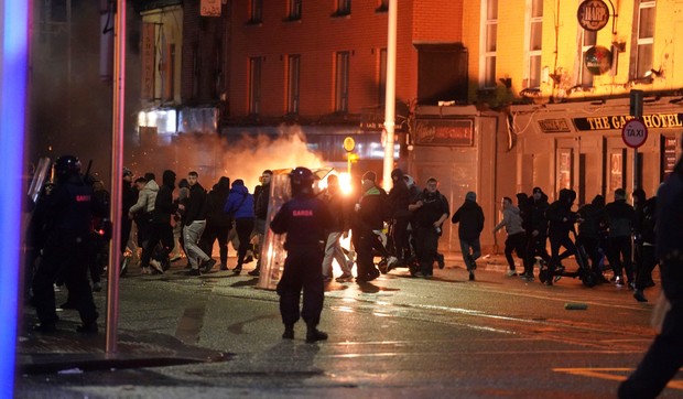 Irska policija rasteruje masu nakon napada na petogodišnju devojčicu u centru Dablina 23. novembra