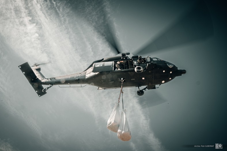 Śmigłowiec S-70i Black Hawk z JW GROM w trakcie transportu piasku na wały przeciwpowodziowe. Wojska Specjalne posiadają osiem takich śmigłowców.