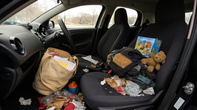 Policja przekazała, co znaleźli w aucie kierującej. Takiego bałaganu dawno nie widzieli. Czy można dostać mandat za bałagan w pojeździe?