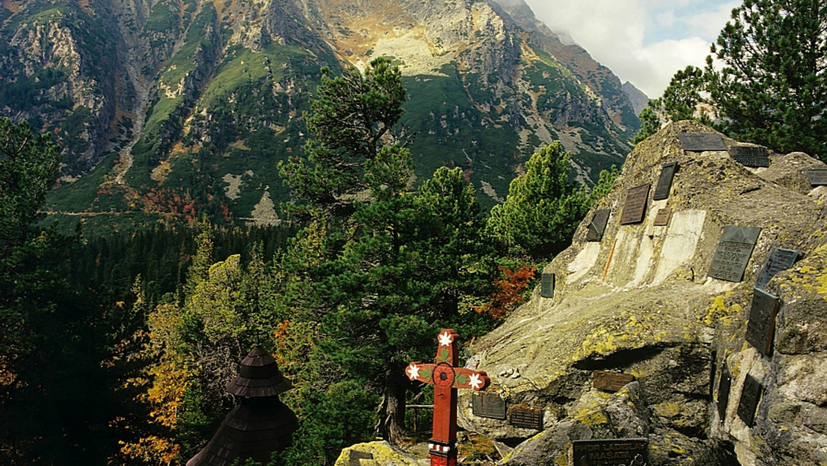 W Wysokich Tatrach pod skalnym masywem Osterwy na wysokości 1523 m n.p.m. wśród kosodrzewiny znajduje się wyjątkowy Symboliczny Cmentarz ludzi gór. Malowane i rzeźbione w motywy ludowe krzyże oraz tabliczki upamiętniają tych, którzy tragicznie zginęli w górach.