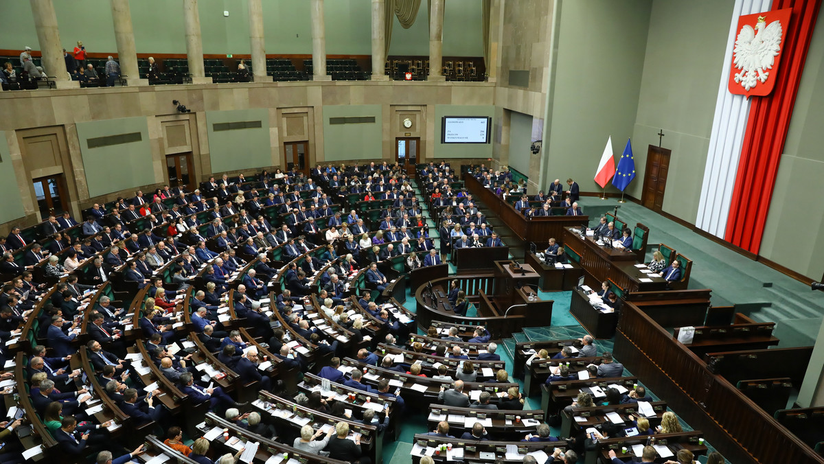 Sejm przyjął w piątek ustawę budżetową na 2020 r. Zakłada ona zbilansowanie dochodów i wydatków, które mają wynieść po 435,3 mld zł. Za głosowało 231 posłów, 217 było przeciw, a jedna osoba wstrzymała się od głosu. Budżet trafi teraz pod obrady Senatu. 