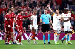 liga mistrzów. wielki pech sędziego marciniaka. raczkowski popełnił błąd, a var mu nie pomógł