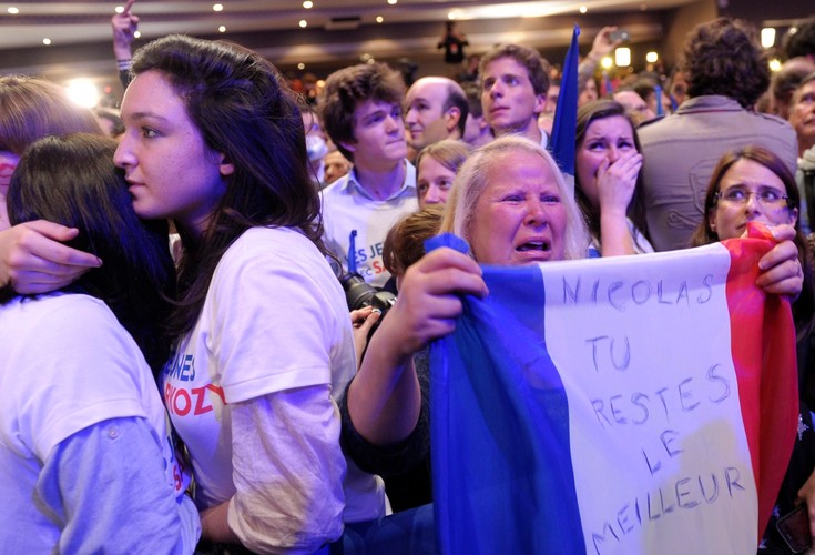 Wyborcy Nicolasa Sarkozy'ego rozpaczają po przegranej swojego kandydata