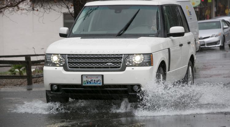 Land Rover Range Rover hajt az esőben, reméljük nem lopták el