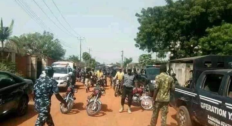 #EndSARS protests: Police arrest 25 suspected looters in Kaduna. [Twitter/@UncleAnass]