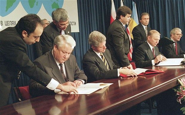 Podpisanie memorandum budapeszteńskiego (licencja: fair use)