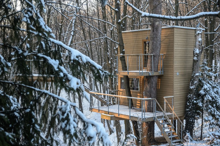 Lokalizacja domków nad stromo opadającym zboczem sprawia, że mieszkańcy mają wrażenie, jakby domy były zawieszone na bardzo dużej wysokości.

<br><br>  fot.(wp/mr) PAP/Wojciech Pacewicz