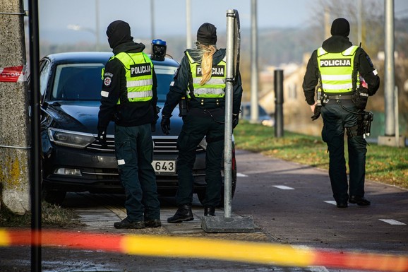 DVE UČENICE IZBODENE! Haos u Litvaniji, dečak (17) sa crnom maskom upao u školu sa nožem: "Devojčice su DRHTALE"