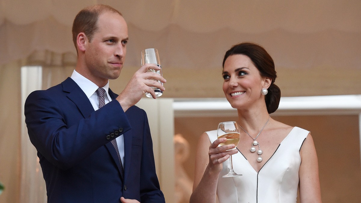 Księżna Kate słynie z elegancji i dobrego smaku. Jej kreacje, choć zazwyczaj skromne i stonowane, są zawsze szeroko komentowane. Tym razem jednak księżna postanowiła zabłysnąć! Na przyjęcie w Łazienkach Królewskich wybrała przepiękną sukienkę od polskiej projektantki Gosi Baczyńskiej. Jesteśmy pod wrażeniem.