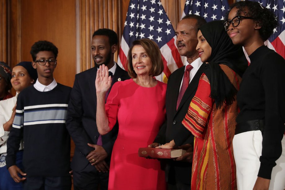 Nancy Pelosi i składająca przysiegę Ilhan Omar