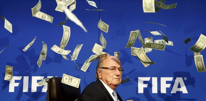 Ujawnią zarobki Blattera