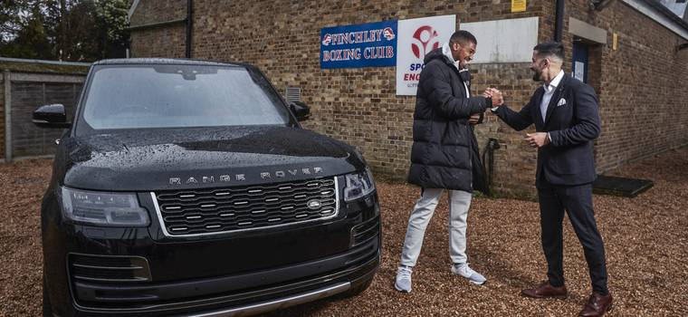 Mistrz wagi ciężkiej Anthony Joshua odebrał wyjątkowego Range Rovera
