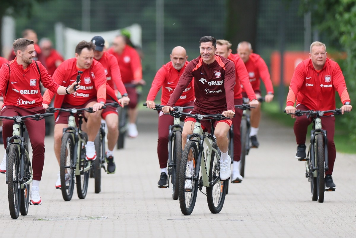Piłkarz reprezentacji Polski Robert Lewandowski (C) w drodze na trening kadry w Hanowerze