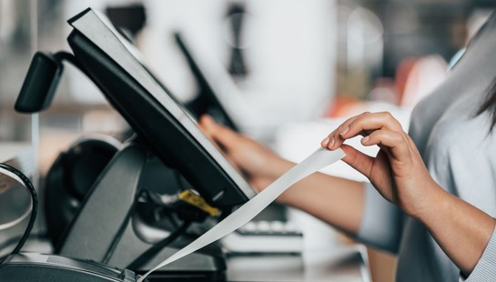 Czy rejestrować na kasie fiskalnej sprzedaż usług opłacanych Blikiem