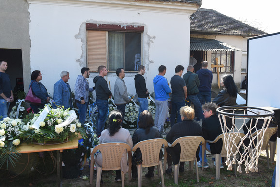 Porodica i prijatelji ispred kuće došli da izjave saučešće Dušanovim roditeljima
