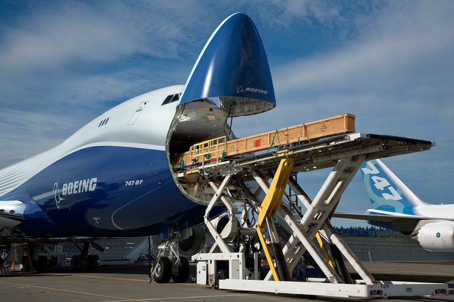 Kabina pilotów znajduje się na górnym pokładzie. Dlatego w B747-8F dolny pokład w całości przeznaczony jest do załadunku i może być ładowany przez unoszony dziób