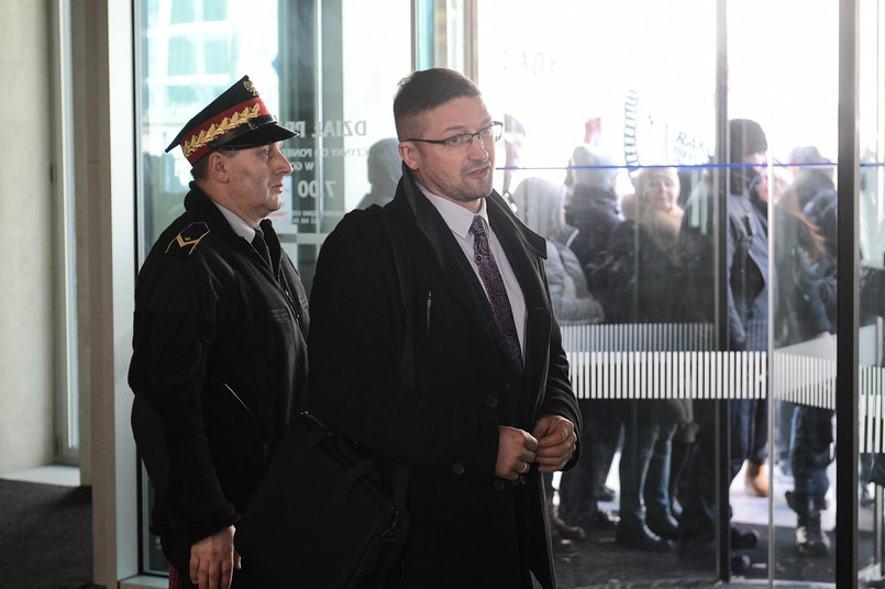 Informacja o zwieszeniu sędziego Juszczyszyna jest informacją porządkującą wymiar sprawiedliwości, dającą gwarancję obywatelom, że z powodu trwającego sporu ich sprawy nie będą w jakikolwiek sposób sabotowane - powiedział we wtorek prezes Sądu Rejonowego w Olsztynie Maciej Nawacki.