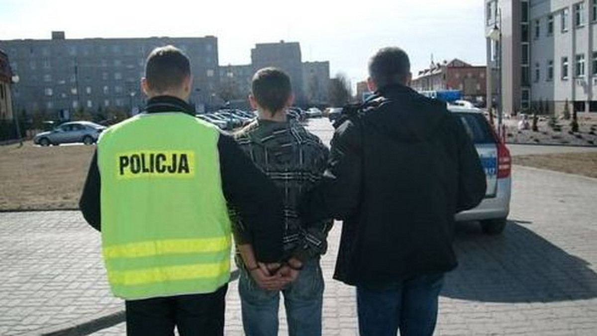 Funkcjonariusze z KWP w Radomiu, wspólnie z policjantami z Przasnysza, zatrzymali dwóch mężczyzn dokonujących oszustw metodą na tzw. wnuczka.