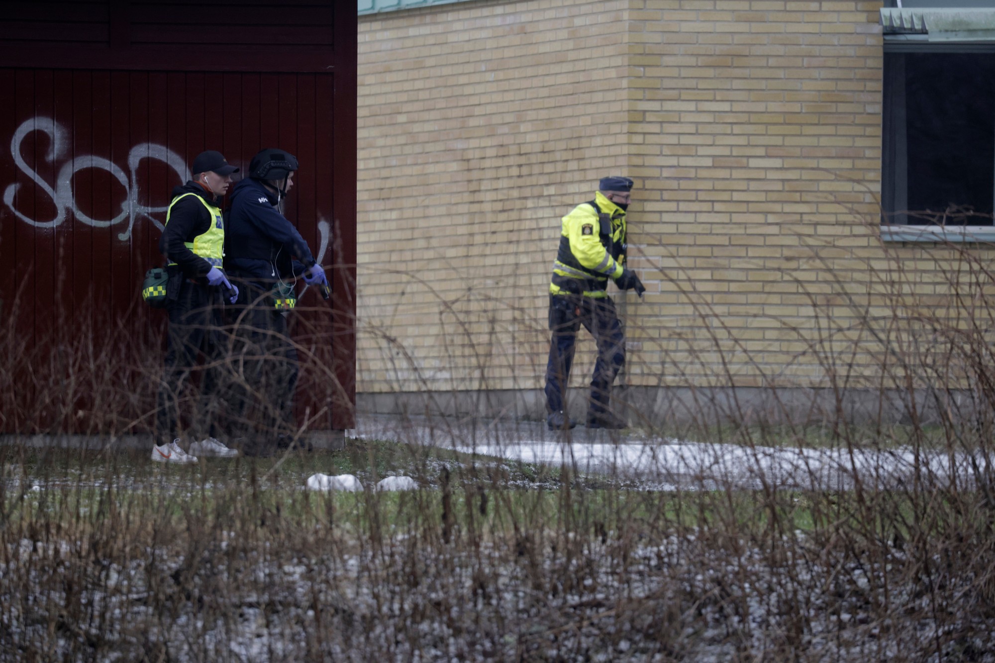 Policajti na mieste streľby v škole vo švédskom meste Örebro. 