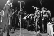 Mick Jagger przerywa na chwilę koncert na Altamont Rock Festival w Kalifornii, 6 grudnia 1970 r.