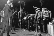 Mick Jagger przerywa na chwilę koncert na Altamont Rock Festival w Kalifornii, 6 grudnia 1970 r.