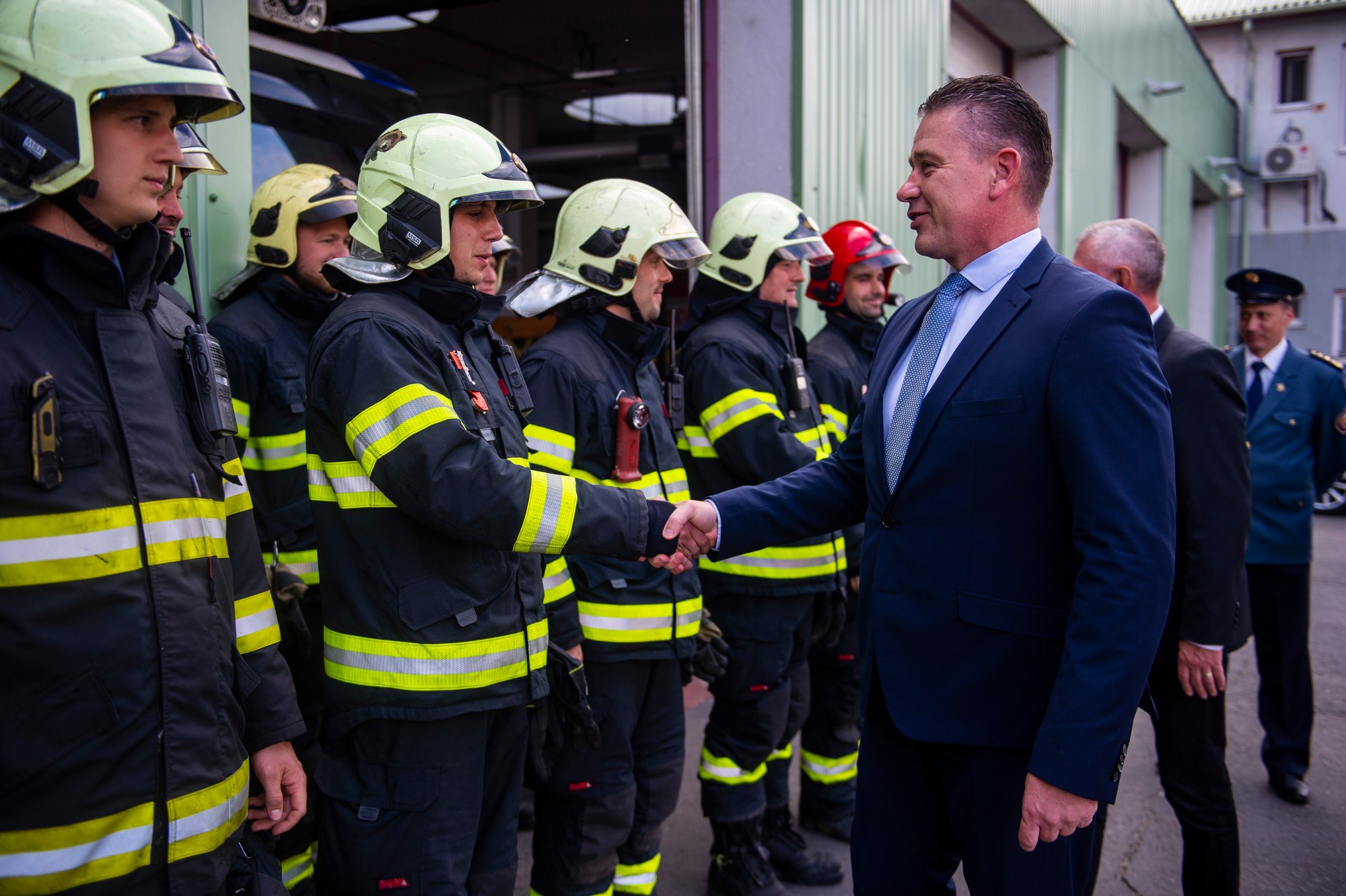 Hasiči počas návštevy ministra vnútra Romana Mikulca pri príležitosti sviatku sv. Floriána, patróna hasičov na Hasičskej stanici v Petržalke.