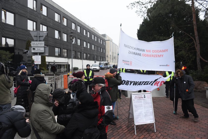 Policja ogrodziła Sejm! Tak bronią się przed protestującymi