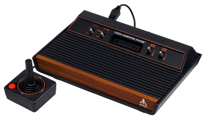 <b>Atari 2600 (1977)</b>
<br><br>
Przedstawiciel drugiej generacji konsol. Jeden z pierwszych systemów wykorzystujący wymienne kartridże z grami (palma pierwszeństwa należy się konsoli Fairchild Video Entertainment System z 1976 roku). Na Atari 2600 graliśmy w takie hity jak 