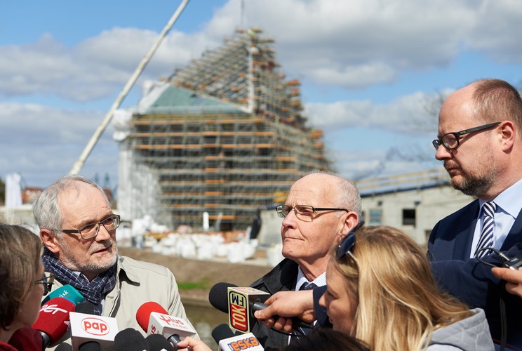 Prezydent Gdańska Paweł Adamowicz (P) i członkowie Rady Powierniczej Muzeum II Wojny Światowej Jacek Taylor (C) i Grzegorz Fortuna (L)