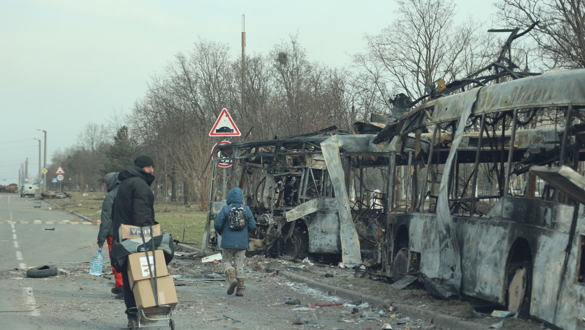 Wojna w Ukrainie. Ewakuacja Mariupola. Miasto opuszczają autobusy z cywilami