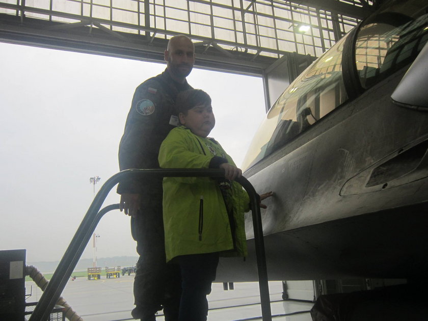 Chory Łukaszek odwiedził bazę F-16!