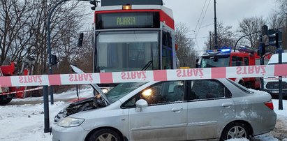 Groźny wypadek w Łodzi. Honda pod tramwajem. Są ranni