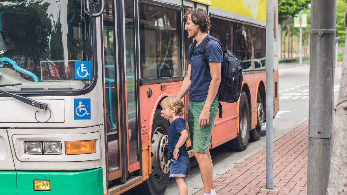 Jeden z pasażerów warszawskiej komunikacji miejskiej został poproszony przez kierowcę autobusu o opuszczenie pojazdu. Nie byłoby w tym nic nadzwyczajnego, gdyby mężczyzna był agresywny czy pod wpływem alkoholu. W pewnych sytuacjach, dla bezpieczeństwa i komfortu reszty pasażerów, kierowca ma prawo wyprosić uciążliwych podróżnych. Ale pan Jakub, o którym mowa, jechał po prostu autobusem z dwójką swoich dzieci, które po dłuższej chwili jazdy zaczęły się niecierpliwić i płakać.