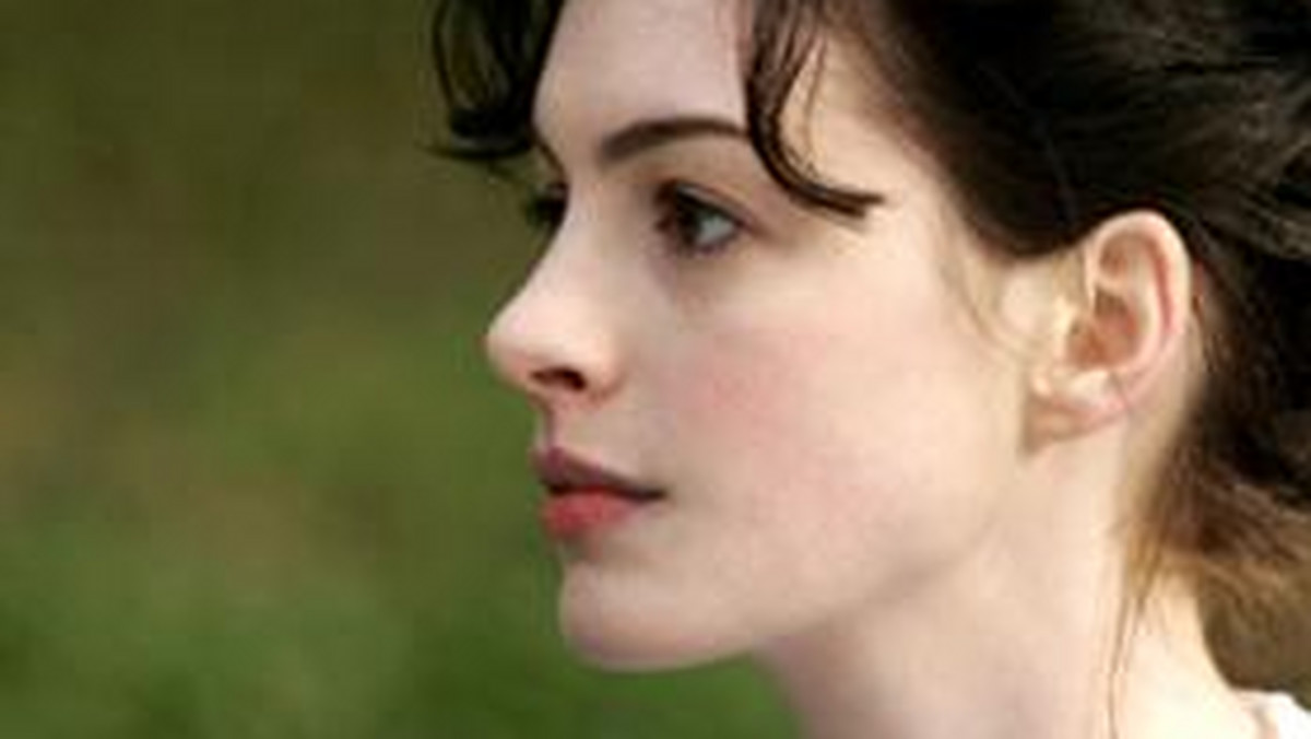 Aktorka Anne Hathaway została wegetarianką na planie filmu "Zakochana Jane", ponieważ nie mogła się zmusić do jedzenia mięsa po tym, jak na pobliskiej farmie