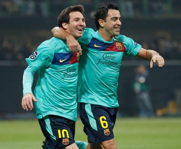 Lionel Messi i Xavi Hernández cieszą się po strzelonym golu w meczu AC Milan - FC Barcelona z 23.11.2011