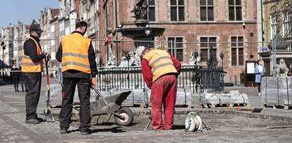 Długi Targ doczeka się remontu? Przygotowania trwają już... 2 lata! Teraz robotnicy układają tu nową kostkę, ale tylko... na próbę!