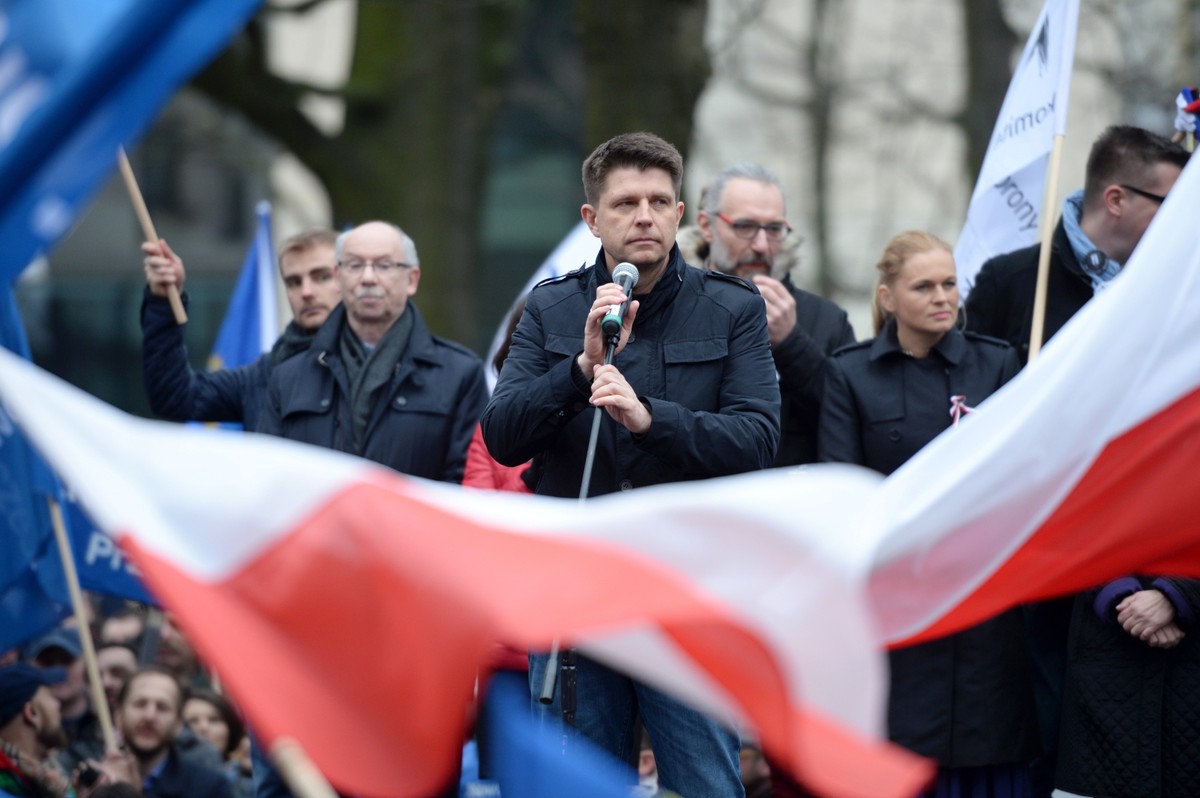 Lider Nowoczesnej Ryszard Petru (C). Pod hasłem "Przywróćmy ład konstytucyjny" odbywa się 12 bm. demonstracja przed Trybunałem Konstytucyjnym , PAP/Jacek Turczyk
