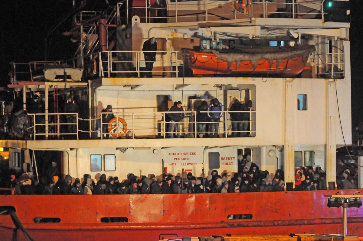 Włoska straż przybrzeżna wprowadziła do portu Gallipoli statek "Blue Sky M." pod banderą Mołdawii. Na pokładzie było 970 osób, głównie Syryjczyków