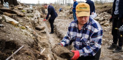 Zatrważająca historia z Będzina. Lokalny badacz dziejów odkrył, co komuniści zrobili z nagrobkami