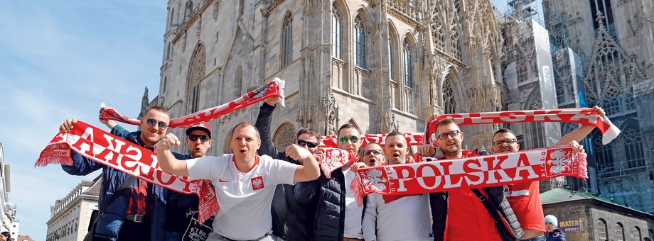 W miarę jak polscy futboliści grają coraz lepiej, także polscy kibice coraz chętniej jeżdża za nimi na mecze. Na zdjęciu miłośnicy naszej kadry na wiedeńskim Stephansplatz. 