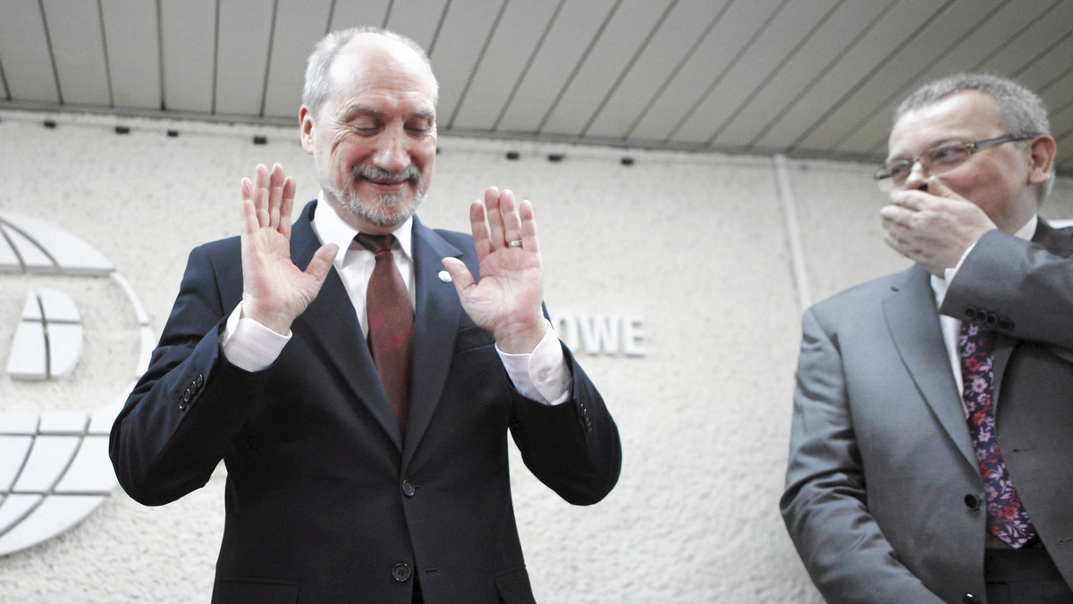 W PiS rozpoczęła się walka o sukcesję po Jarosławie Kaczyńskim. Antoni Macierewicz wierzy, że wystarczy okazywać lojalność i czekać, aż prezesura przyjdzie sama.