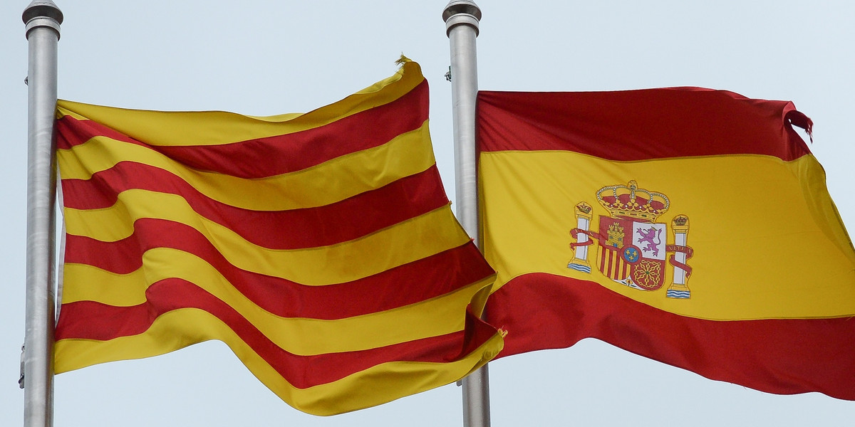 Flaga Katalonii i flaga Hiszpanii