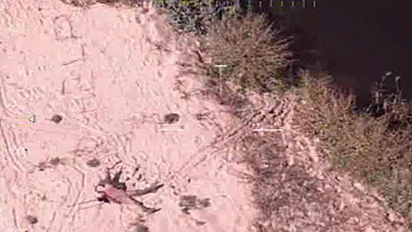 Poruka "HELP" (pomozite) u pesku se jedva vidi u gornjem levom delu slike