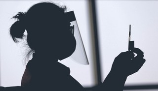 Spór o trzecią dawkę