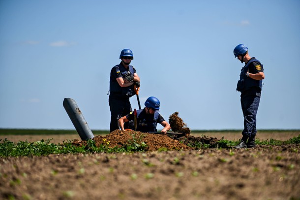 Ukraina, 7 czerwca 2022. Eksperci Państwowej Służby Ratunkowej Ukrainy pracują nad usunięciem pozostałości rakiety Uragan i innych materiałów wybuchowych w pobliżu wsi Weselianka w obwodzie zaporoskim. PAP/UKRINFORM