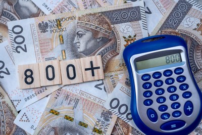 Nie wszyscy o tym wiedzą. Czy można pobierać 800 plus na dorosłe, uczące się dziecko?