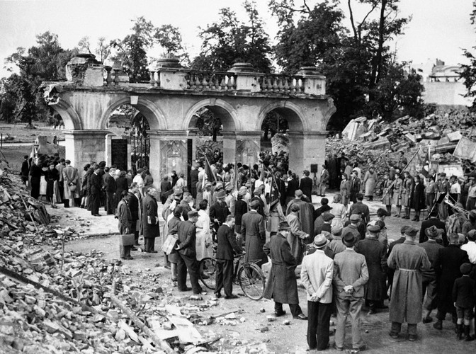 Tyle zostało z Pałacu Saskiego, wysadzonego przez Niemców w grudniu 1944 roku. Dziś w tym miejscu znajduje się Grób Nieznanego Żołnierza
